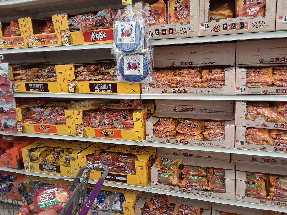 Miska plná zabalených halloweenských sladkostí