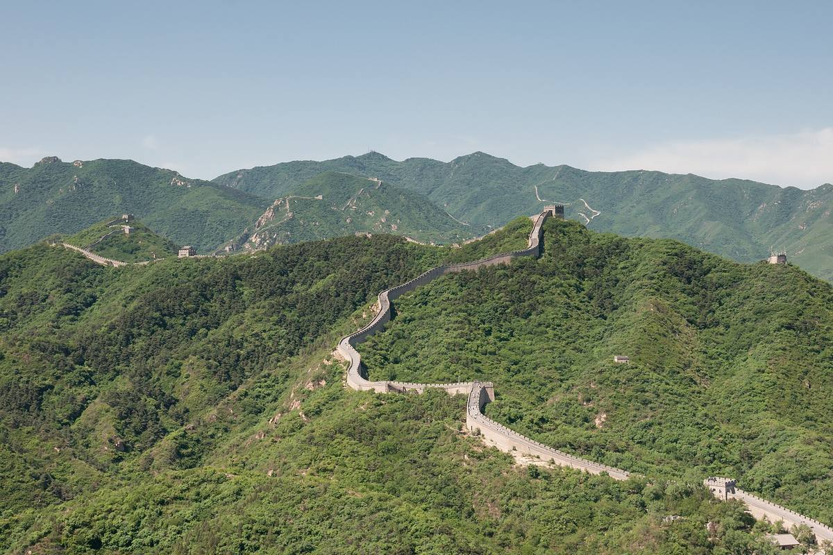 Mingská hradba u Pa-ta-lingu se vine po hřebenech zalesněných kopců severně od Pekingu